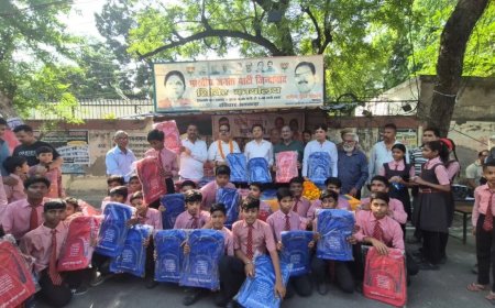 लखनऊ में नारी शक्ति का सम्मान पार्षद नागेन्द्र सिंह चौहान ने हजारों बच्चियों को बांटे स्कूल बैग