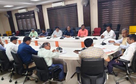 कौशांबी में बड़ी समीक्षा बैठक: हर पात्र तक पहुंचे योजनाओं का लाभ, अधिकारियों को सख्त निर्देश