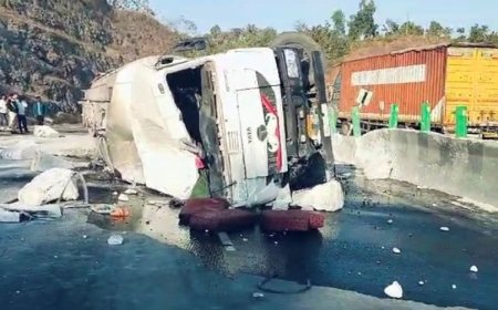 प्रतापगढ़ में एथेनॉल से भरा टैंकर पलटा, ग्रामीणों ने जान जोखिम में डालकर शुरू की लूट, बाल्टियों में भरते दिखे केमिकल