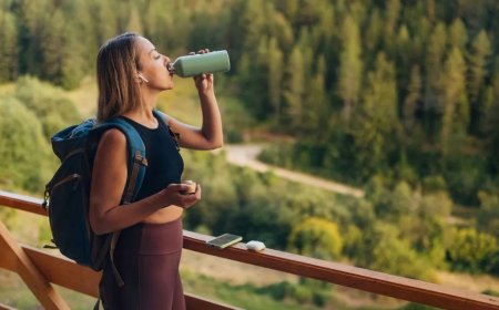 खड़े होकर पानी पीना घुटनों के लिए हानिकारक? जानिए सच और मिथक का फर्क