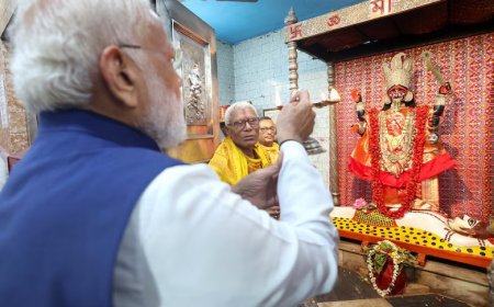 बंगाल चुनाव में 4 घंटे और 2 बड़ी घटनाएं… एक तरफ पीएम मोदी का मंदिर दौरा, दूसरी तरफ ममता के बयान पर मचा बवाल, क्या पलट जाएगा गेम?