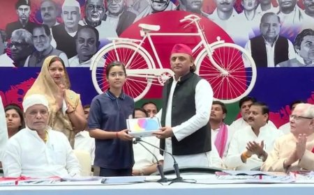 UP Board टॉपर्स को अखिलेश यादव का तोहफा, हाईस्कूल की छात्राओं को दिया iPad