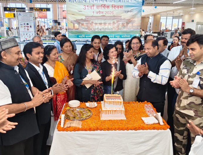 अयोध्या एयरपोर्ट पर मनाया गया स्थापना दिवस, यात्रियों के साथ बांटी खुशियां