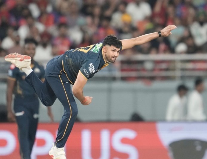 क्रिकेट छोड़कर सरकारी नौकरी करने जा रहा था ये लड़का, चप्पल पहनकर फेंकी एक गेंद और बन गया IPL का स्टार