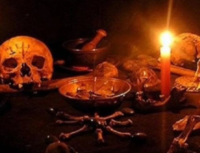 ढोंगी बाबा ने भूत उतारने के नाम पर युवती की गर्दन पर रगड़ा बांका, बाल पकड़कर जमीन पर पटका