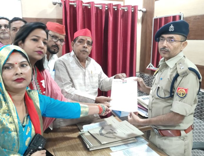 अखिलेश यादव के खिलाफ पोस्टरों पर सपा का अल्टीमेटम, कार्रवाई न होने पर बड़े धरने की चेतावनी