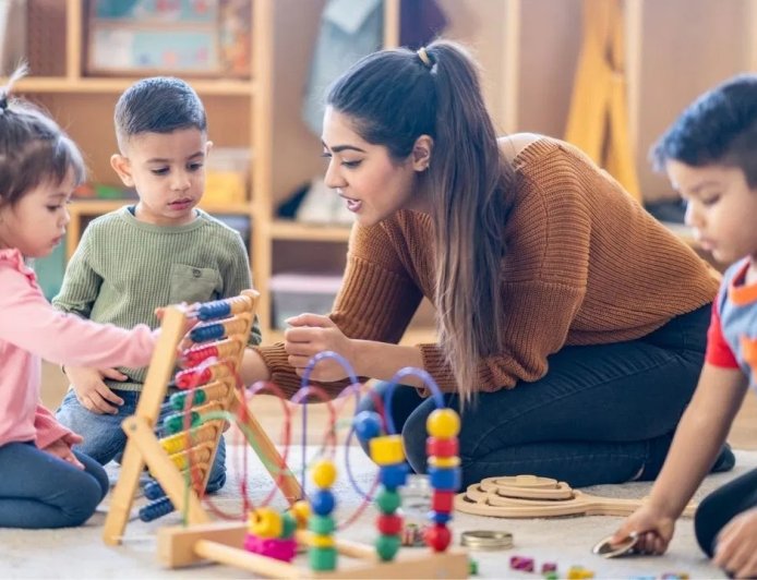 बच्चों के लिए सही प्ले स्कूल कैसे चुनें? एडमिशन से पहले जानें जरूरी बातें