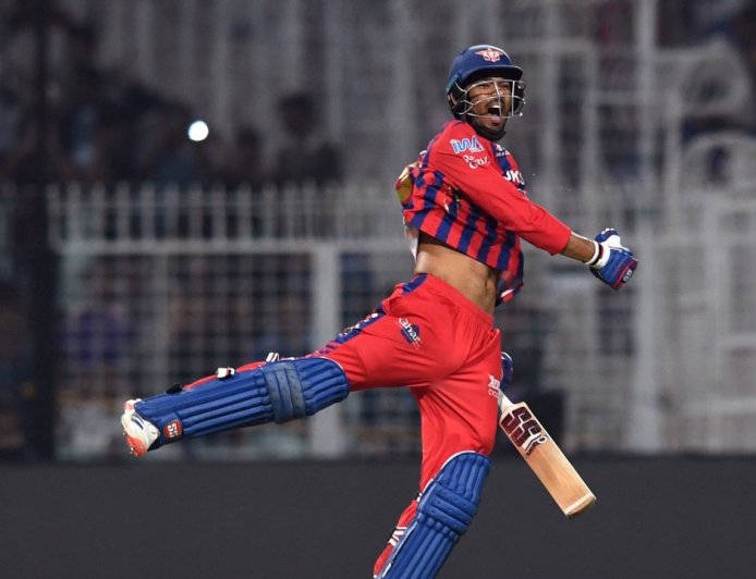 धोनी का हेलीकॉप्टर शॉट देखकर बने फैन, अब मुकुल ने वैसा ही खेल दिखाकर मचा दिया धमाल