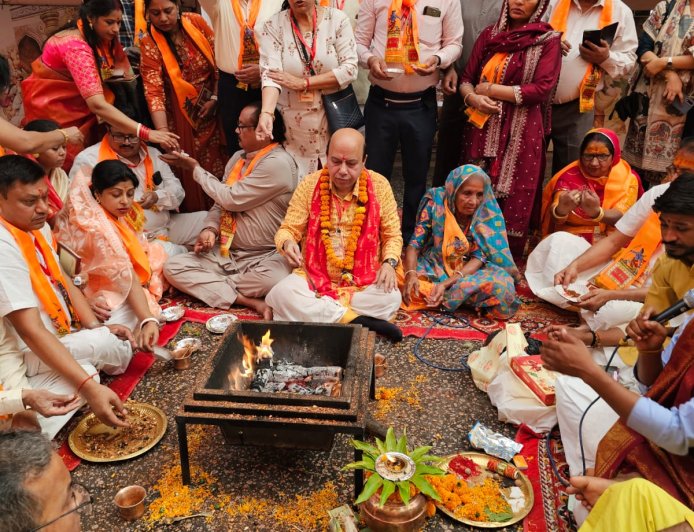 अयोध्या में 101 श्रद्धालुओं ने की पूजा, चंपत राय ने दिया आशीर्वाद, राम मंदिर को बताया ऐतिहासिक उपलब्धि