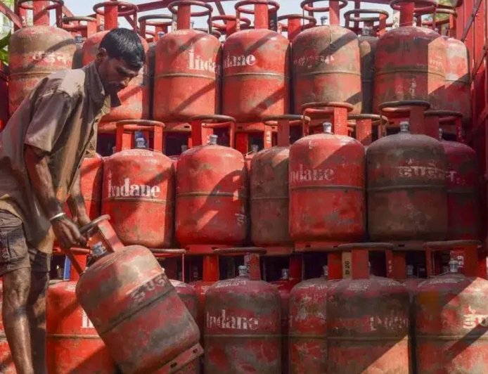अगर आपके घर शादी है तो गैस की टेंशन खत्म… जानिए कितने मिलेंगे कॉमर्शियल सिलेंडर
