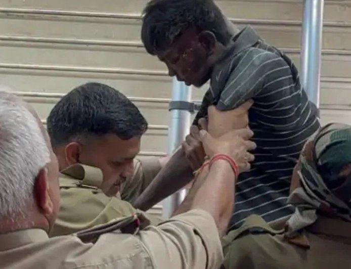 क्लिनिक में चोरी के इरादे से घुसा चोर, लेकिन शटर में फंस गई गर्दन… फिर सुबह वहीं हुआ इलाज