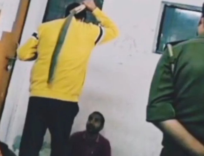 थाने में युवक ने कहा- मेरे अंदर जिन्न है, पुलिस का पट्टा देखते ही उतर गया भूत