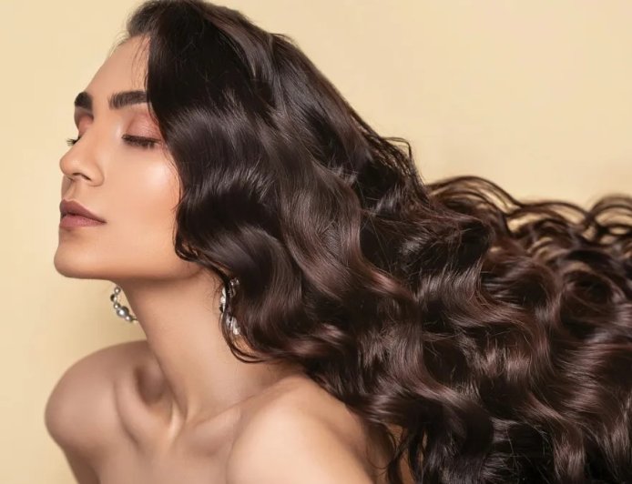 बालों के झड़ने से परेशान? इन 4 तेलों से पाएँ मजबूत, लंबे और घने बाल