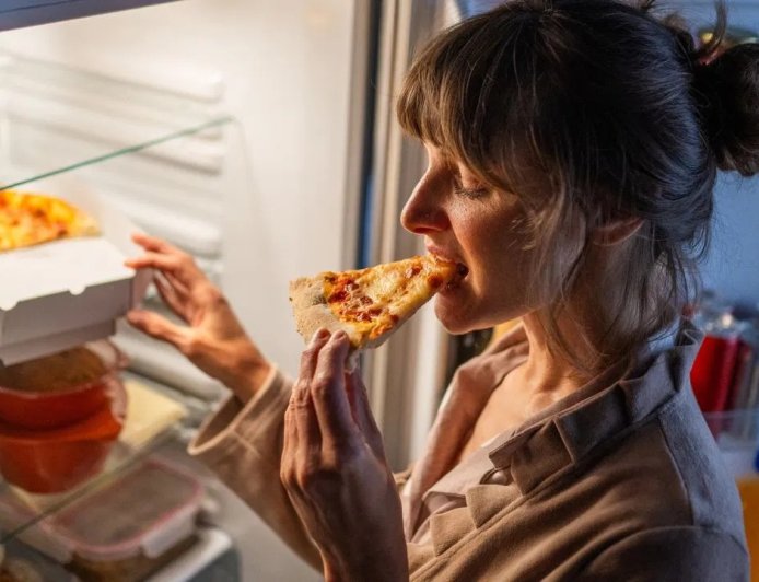 रात में बार-बार लगती है भूख? जानिए इसके कारण और बचाव के आसान तरीके