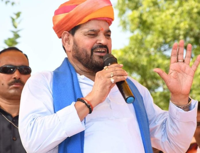 नोएडा मजदूरों के समर्थन में उतरे बृजभूषण शरण सिंह, बोले- 12,000 में कैसे चलेगा घर?