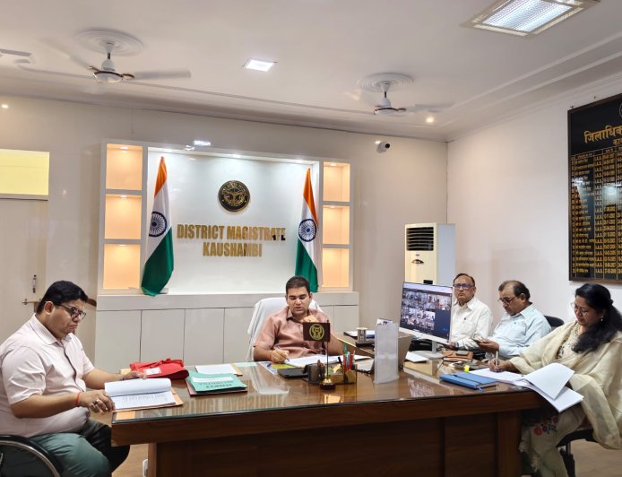 कौशांबी में विकास कार्यों की समीक्षा, डीएम ने अधिकारियों को लगाई फटकार