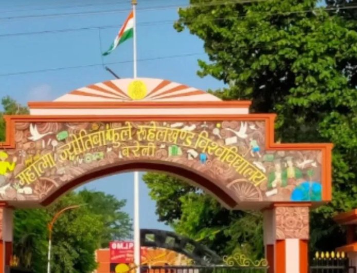 एडमिट कार्ड की छोटी सी गलती बनी बड़ी आफत… परीक्षा से वंचित हुए 12 छात्र, यूनिवर्सिटी की लापरवाही ने छीना भविष्य