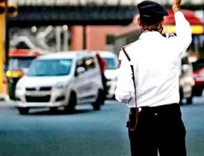 गाड़ियों पर जाति लिखना पड़ सकता है भारी, ट्रैफिक पुलिस कर रही सख्त कार्रवाई