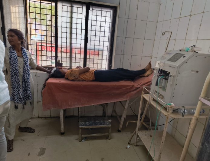 अमेठी में सड़क हादसा, छात्रा और युवक गंभीर रूप से घायल; जिला अस्पताल रेफर