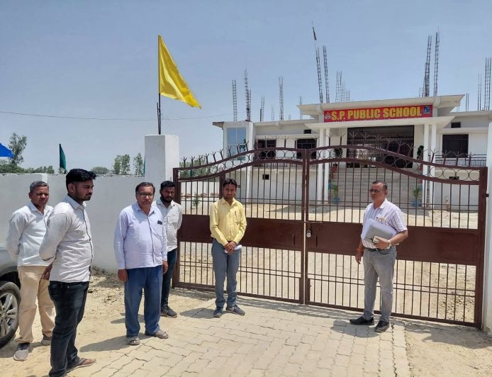 अमेठी में अवैध स्कूल पर बड़ी कार्रवाई, एसपी पब्लिक स्कूल पर प्रशासन ने लगाया ताला