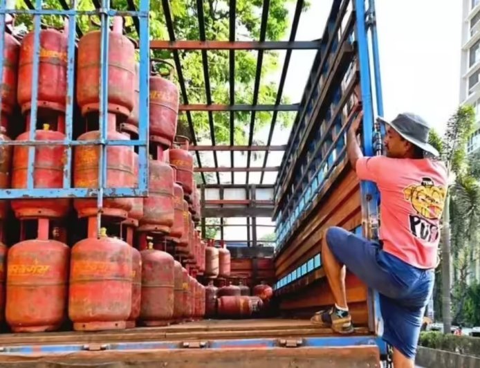 गैस सिलेंडर की कमी से जूझ रहे स्कूल, भेटुआ के दो विद्यालयों में चूल्हे पर बन रहा मिड डे मील