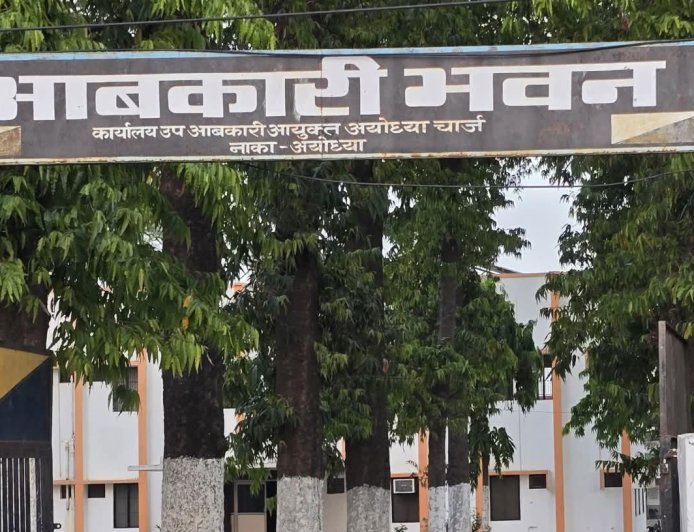 फैजाबाद डिस्टलरी की जमीन पर बने मकानों पर संकट, लिक्विडेशन टीम ने लिया कब्जा