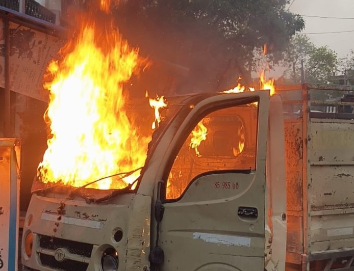 प्रतापगढ़ में भीषण गर्मी के बीच खड़ी मैजिक में लगी आग, पेट्रोल पंप के पास बड़ा हादसा टला