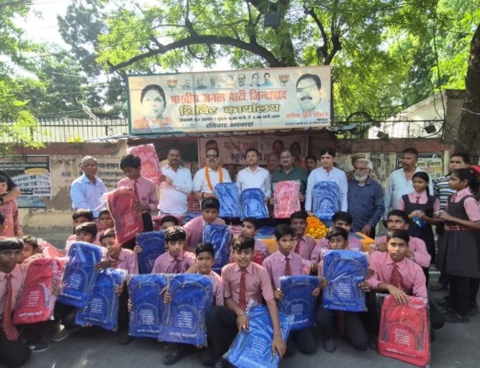 लखनऊ में नारी शक्ति का सम्मान पार्षद नागेन्द्र सिंह चौहान ने हजारों बच्चियों को बांटे स्कूल बैग
