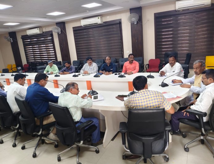 कौशांबी में बड़ी समीक्षा बैठक: हर पात्र तक पहुंचे योजनाओं का लाभ, अधिकारियों को सख्त निर्देश