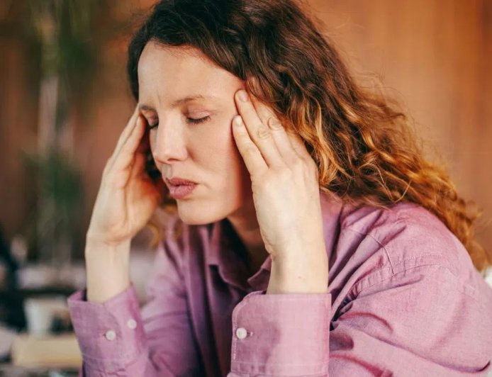 युवाओं में बढ़ रहा माइग्रेन का खतरा: स्क्रीन टाइम और नींद की कमी बन रही बड़ी वजह