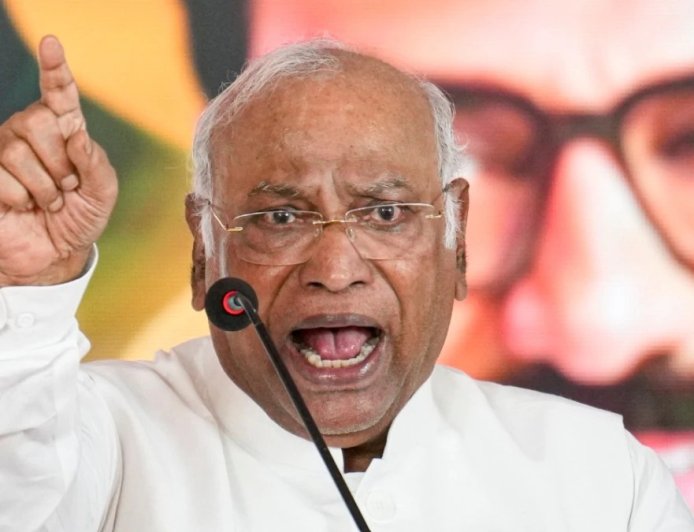 खरगे ने PM मोदी को कहा 'आतंकी'? बीजेपी का चुनाव आयोग में महा-ऐलान, क्या अब जाएगी कांग्रेस अध्यक्ष की कुर्सी!