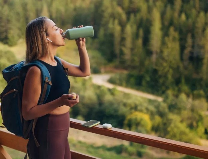 खड़े होकर पानी पीना घुटनों के लिए हानिकारक? जानिए सच और मिथक का फर्क