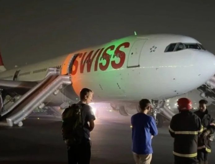 दिल्ली हवाई अड्डे पर टला बड़ा हादसा… टेकऑफ के दौरान विमान के इंजन में लगी आग, सैकड़ों यात्रियों की बची जान