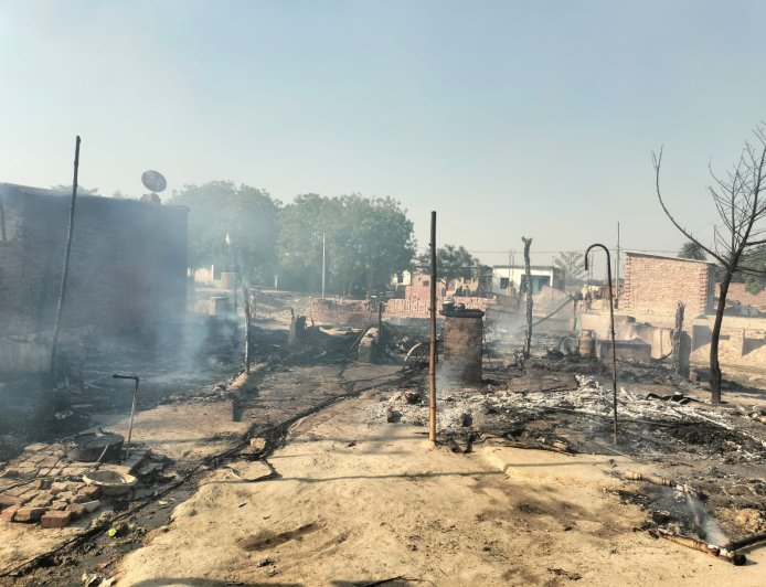 कौशांबी में झोपड़ी में भीषण आग, बाइक और बकरियां जलकर खाक, परिवार सदमे में