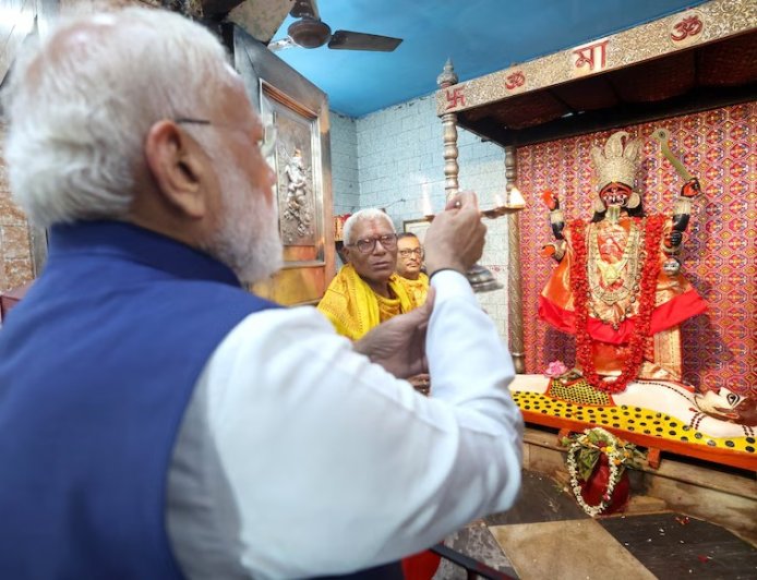 बंगाल चुनाव में 4 घंटे और 2 बड़ी घटनाएं… एक तरफ पीएम मोदी का मंदिर दौरा, दूसरी तरफ ममता के बयान पर मचा बवाल, क्या पलट जाएगा गेम?