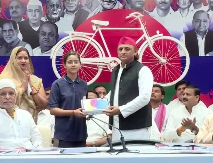 UP Board टॉपर्स को अखिलेश यादव का तोहफा, हाईस्कूल की छात्राओं को दिया iPad