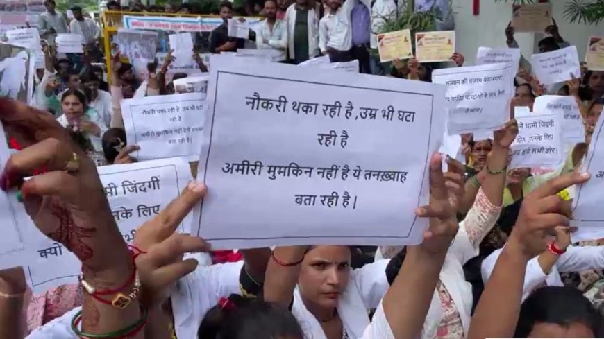 लखनऊ में सीएम हेल्पलाइन कर्मचारियों का प्रदर्शन, वेतन और शोषण के आरोपों पर सड़कों पर उतरे सैकड़ों कर्मचारी