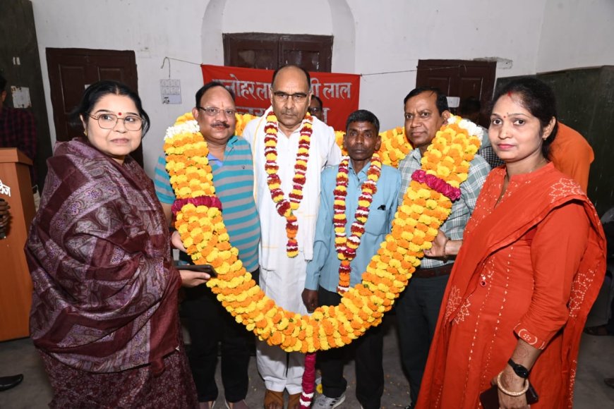 अयोध्या के एमएलएमएल इंटर कॉलेज में भव्य विदाई समारोह, 35 साल सेवा देने वाले शिक्षक का सम्मान