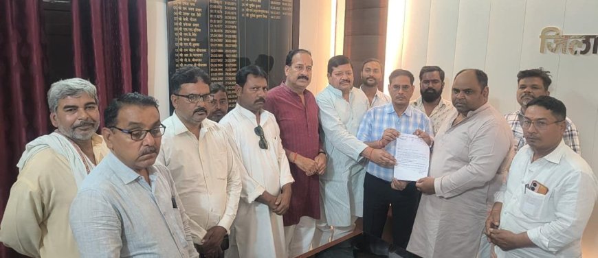 गैस सिलेंडर की किल्लत पर कांग्रेस का प्रदर्शन, प्रशासन को सौंपा ज्ञापन