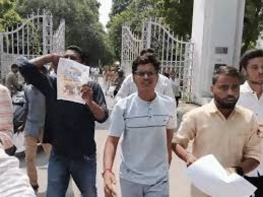 लखनऊ में निजी स्कूलों के खिलाफ छात्रों का प्रदर्शन, फीस और किताबों पर उठी आवाज