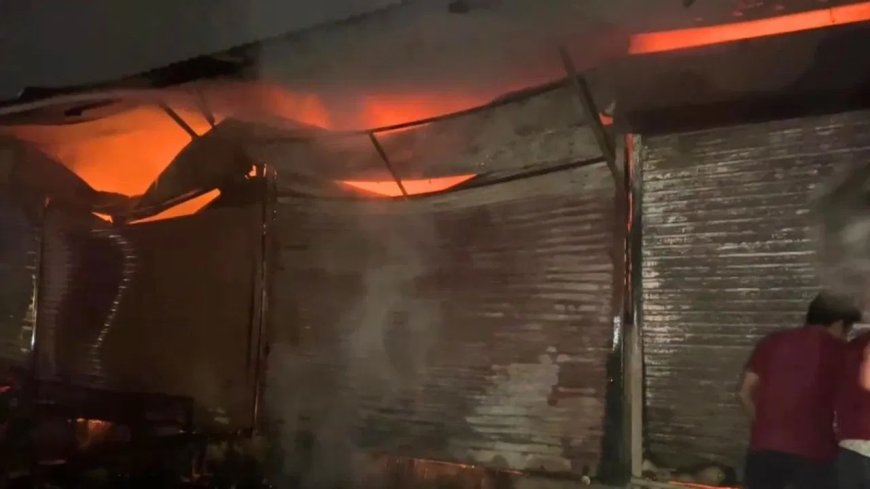 लखनऊ के इस मॉल के पास सब्जी मंडी में लगी भीषण आग, देखते ही देखते 50 दुकानें जलकर खाक, लाखों का नुकसान