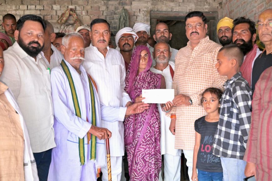 अयोध्या में मृतक राजू यादव के परिवार को अखिलेश यादव की मदद, पत्नी को सौंपा गया 1 लाख का चेक