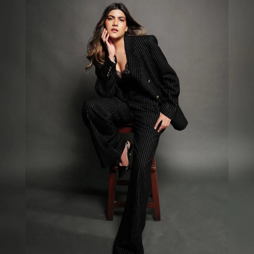 ऑल ब्लैक ग्लैमरस पैंट सूट