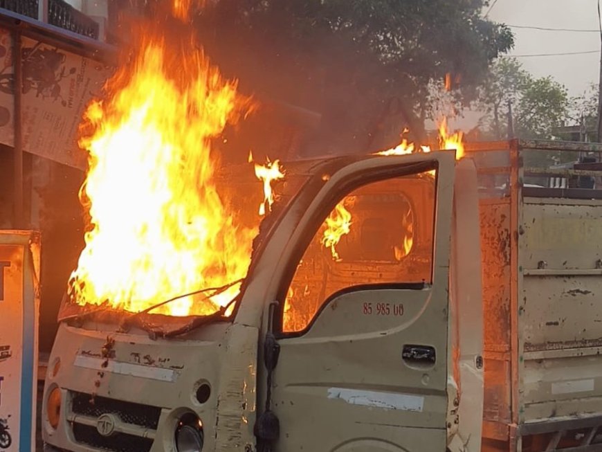 प्रतापगढ़ में भीषण गर्मी के बीच खड़ी मैजिक में लगी आग, पेट्रोल पंप के पास बड़ा हादसा टला