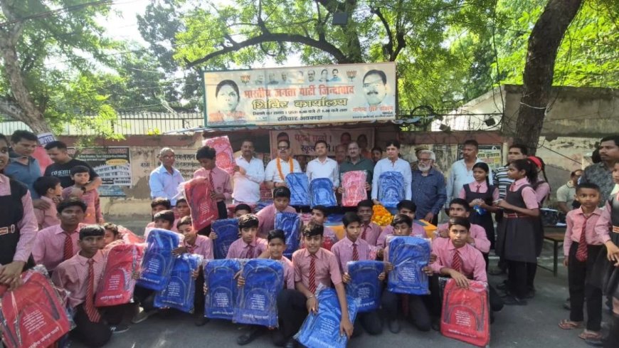 लखनऊ में नारी शक्ति का सम्मान पार्षद नागेन्द्र सिंह चौहान ने हजारों बच्चियों को बांटे स्कूल बैग