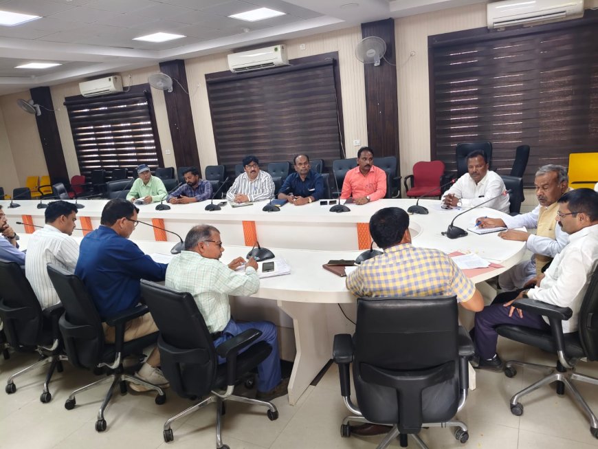 कौशांबी में बड़ी समीक्षा बैठक: हर पात्र तक पहुंचे योजनाओं का लाभ, अधिकारियों को सख्त निर्देश