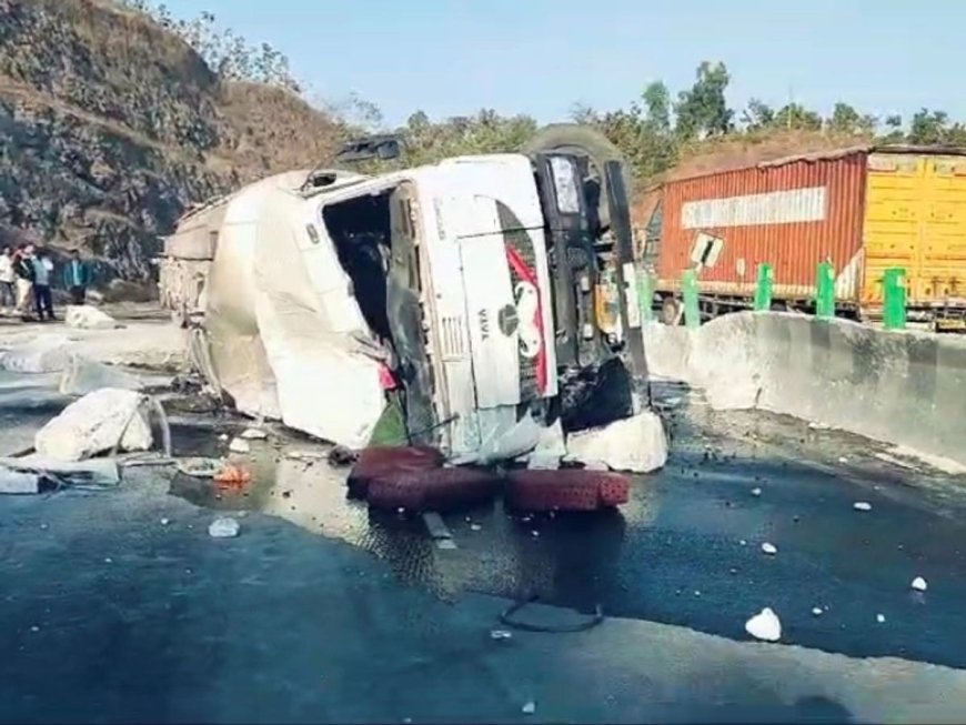 प्रतापगढ़ में एथेनॉल से भरा टैंकर पलटा, ग्रामीणों ने जान जोखिम में डालकर शुरू की लूट, बाल्टियों में भरते दिखे केमिकल
