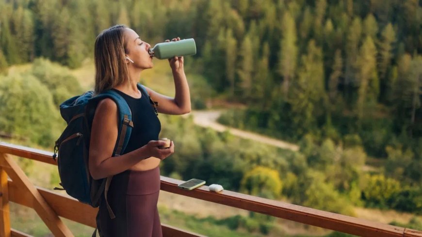 खड़े होकर पानी पीना घुटनों के लिए हानिकारक? जानिए सच और मिथक का फर्क