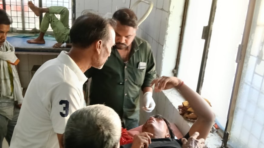 अमेठी में सड़क हादसा, गोवंश से टकराकर युवक घायल, पत्रकार ने दिखाई मानवता