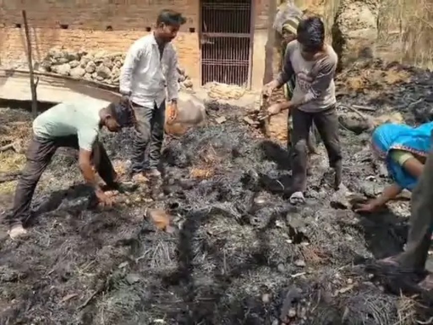 अमेठी की दलित बस्ती में भीषण आग से तबाही... एक दर्जन घर राख, खुले आसमान के नीचे रात गुजारने को मजबूर परिवार
